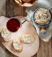 Crostini con crema di nocciole e funghi