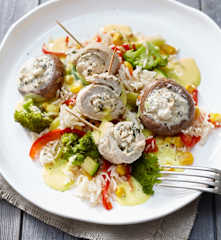 Gemüsereis mit gefüllten Champignons und Putenröllchen in Weißweinsauce