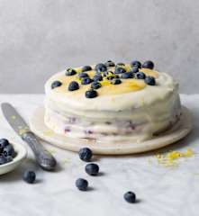 Bolo de mirtilo com cobertura de queijo-creme e lemon curd