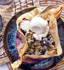 Gegrillter Blaubeer-Mohn-Crumble mit Kokosjoghurt-Eis (vegan)