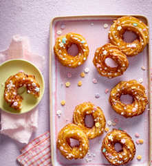 Spritzkringel mit Zuckergusspunkten