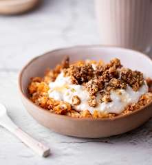 Granola di mele, carote e yogurt; chai latte (Bimby Friend)