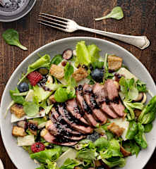 Entenbrust-Salat mit Balsamico-Blaubeer-Vinaigrette