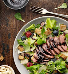 鴨胸沙拉佐藍莓巴薩米克醋醬
