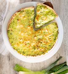 Quiche integral de puerro, albahaca y salmón
