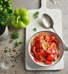 Saltear pimento vermelho com cebola