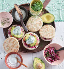 Pão sueco com salmão e couve marinada