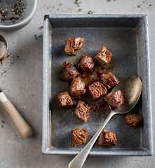 Dados de solomillo de ternera dorados (muy hecho)