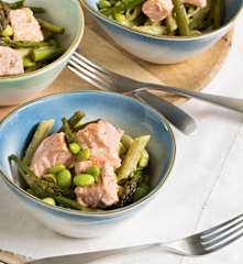 Pasta integral con salmón, espárragos, edamame y salsa de aguacate