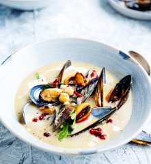 Sopa de garbanzo con mejillones picantes
