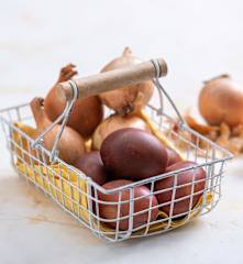 Gotowanie i farbowanie jajek na brązowo (łupinami cebuli)