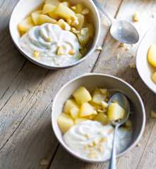 Mousse de yaourt, amandes et poires à la vanille
