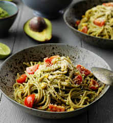 Esparguete integral com molho de abacate e 'parmesão' vegan