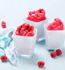 Zmrzlina z podmáslí s pomerančem a malinami