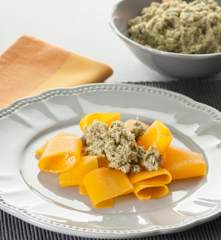 Pappardelle de calabaza con pesto de avellanas y brócoli