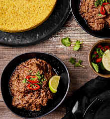 Rendang avec du riz gluant jaune