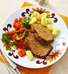 Kräuter-Hackbraten mit Gnocchi und Ratatouille