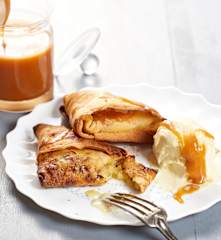 Samoussas de crêpe, pomme vanille et caramel au beurre salé
