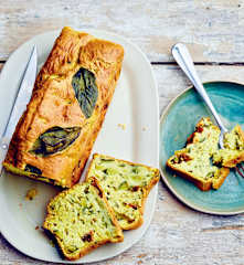Cake aux courgettes, tomates séchées et curcuma