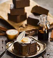 Vláčný kořeněný perník se zlatým sirupem