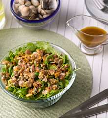 Berberechos y almejas al limón con ensalada de rúcula
