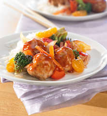 Fleischbällchen süß-sauer mit Mandarinen, Gemüse und Reis