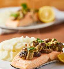 Salmón con hongos y puré de papa