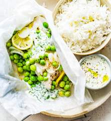 Papillotes de merlu et petits pois, sauce aux herbes