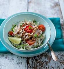 Asijský salát s hovězím masem a nudlemi