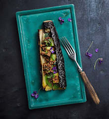 Grilovaný pórek, bylinkové máslo a krambl z chleba