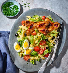 Honig-Chicken-Wings mit Nudelsalat