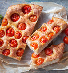 Focaccia integrale con i pomodorini (vegan)