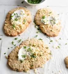 Langos au four avec yaourt à la grecque et fromage