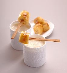 Crème à la fève tonka, brochette de banane rôtie à la cannelle
