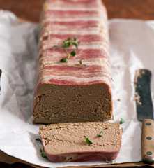 Pasztet wieprzowy zawinięty w boczek