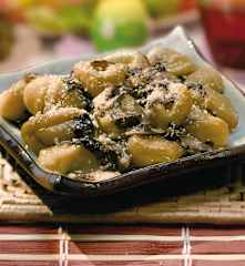 Gnocchi allo zafferano con sugo al radicchio