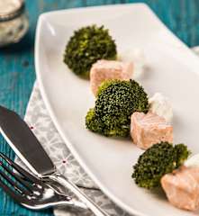 Salmone in tocchi con salsa mousseline