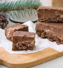 Turrón de bizcocho de chocolate y dulce de leche