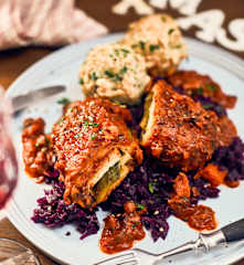 Wegańskie roladki sojowe, knedle i modra kapusta