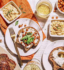 Tartine de ricotta méditerranéenne et œufs brouillés