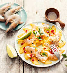 Salade de gambas marinées aux agrumes, carpaccio de mangue