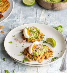 Buñuelos de Zanahoria con aguacate, Atún y Huevos