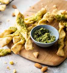 Grissini al formaggio con pesto di verdure