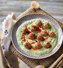 Kofty wołowe z kaszą bulgur na dipie jogurtowym z boćwiną