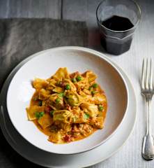 Rebuçados de ricota com molho de tomate e ervilhas