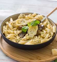 Plumas con pesto de alcachofa y berenjenas salteadas