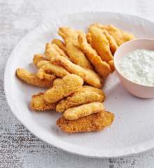 Nuggets panados em coco com molho de pepino