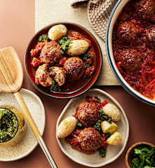 Albondigas mit Papas Arrugadas (Hackbällchen in Tomatensauce)