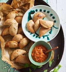 Mini calzones de espinafres feta e menta com molho ajvar