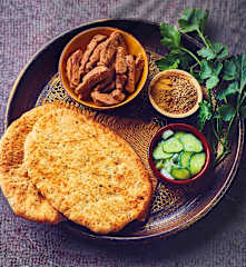 Filetto di maiale con salsa speziata al cocco e pane naan all'aglio
